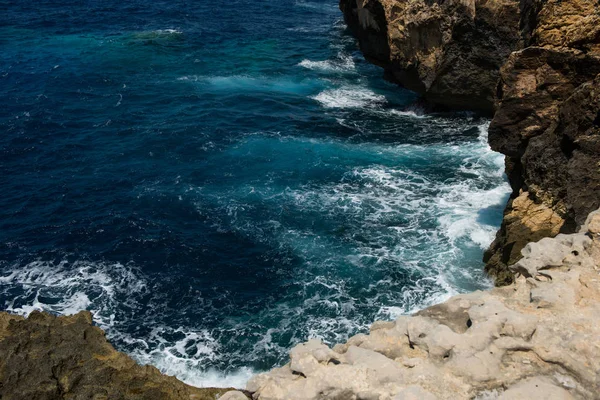 Mavi delik ve daraltılmış Azure pencere. Gozo, Malta