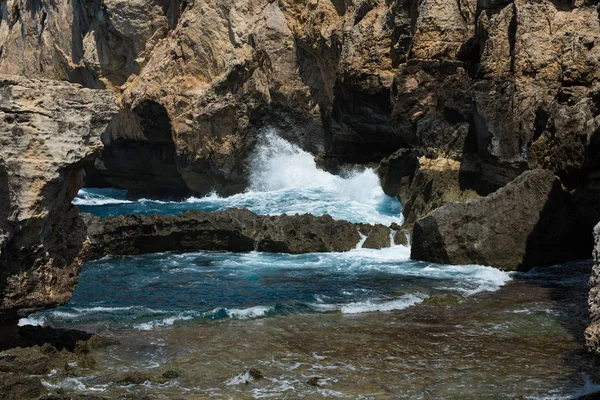 Mavi delik ve daraltılmış Azure pencere. Gozo, Malta