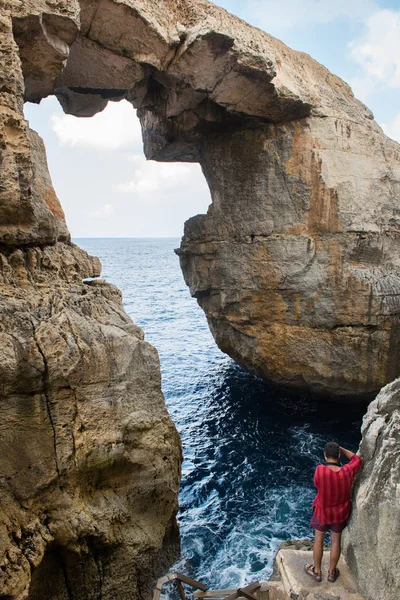 Wied il Mielah canyon, arche naturelle au-dessus de la mer. Gozo, Malte — Photo
