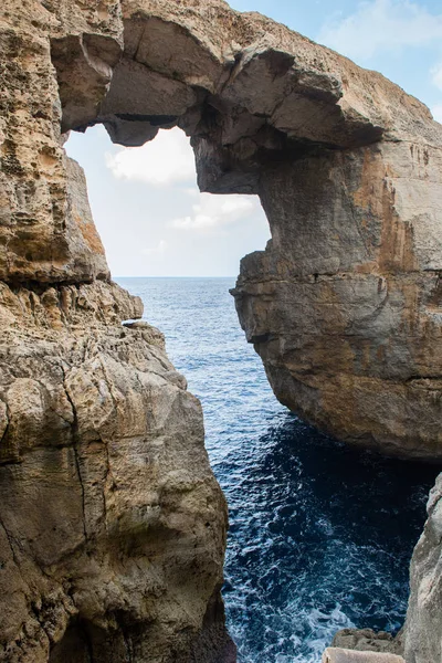 Wied Il Mielah Kanyon, denize doğal arch. Gozo, Malta