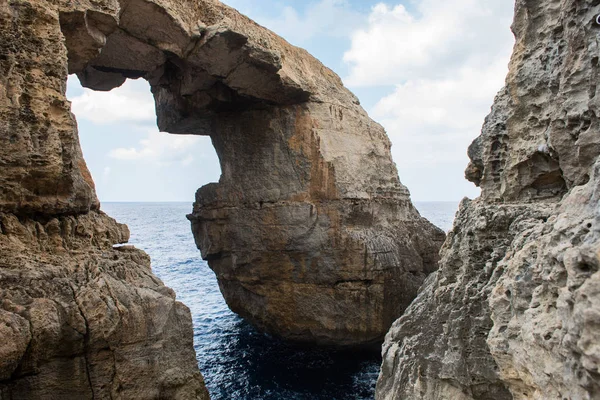 Wied il Mielah canyon, naturalny łuk nad morze. Gozo, Malta — Zdjęcie stockowe