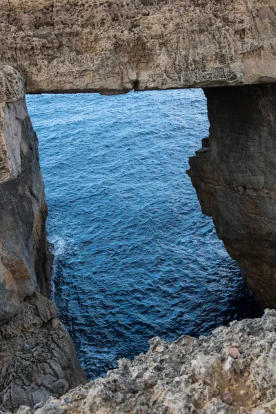 Wied Il Mielah Kanyon, denize doğal arch. Gozo, Malta