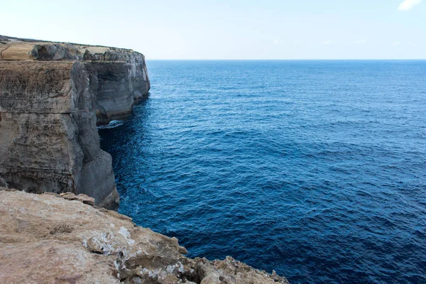 Wied il Mielah cañón, arco natural sobre el mar. Gozo, Malta — Foto de Stock