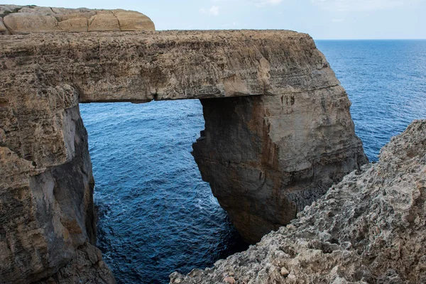 Wied il Mielah canyon, naturalny łuk nad morze. Gozo, Malta — Zdjęcie stockowe