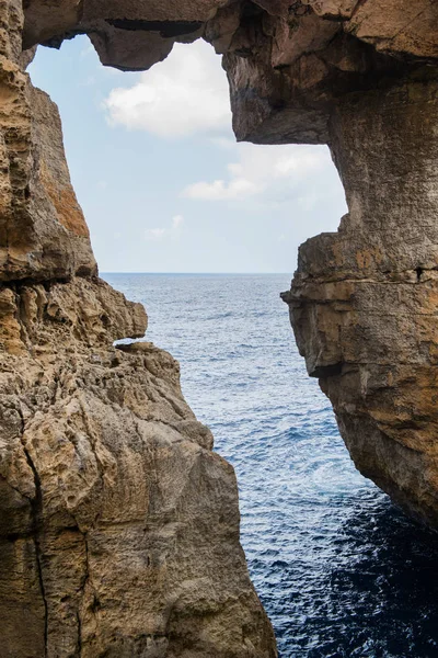 Wied il Mielah canyon, naturalny łuk nad morze. Gozo, Malta — Zdjęcie stockowe