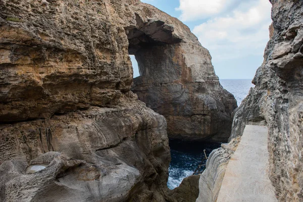 Wied Il Mielah Kanyon, denize doğal arch. Gozo, Malta