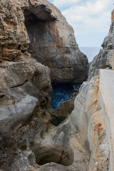Wied Il Mielah Kanyon, denize doğal arch. Gozo, Malta