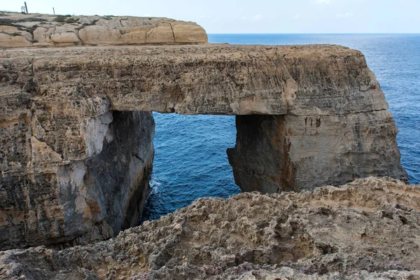 Wied il Mielah canyon, natuurlijke boog over de zee. Gozo, Malta — Stockfoto
