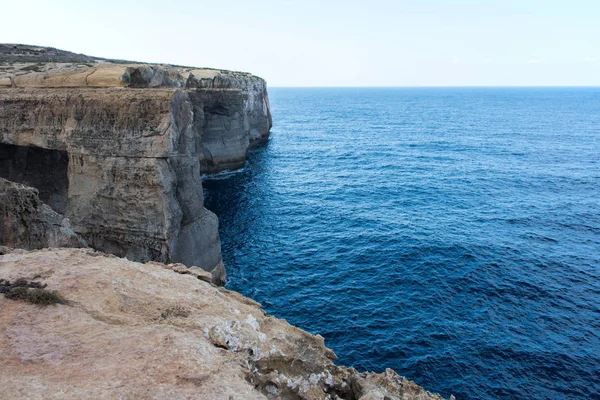 Wied il Mielah canyon, naturalny łuk nad morze. Gozo, Malta — Zdjęcie stockowe