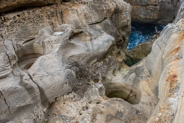 Buracos escavados por água no desfiladeiro Wied il Mielah. Gozo, Malta — Fotografia de Stock