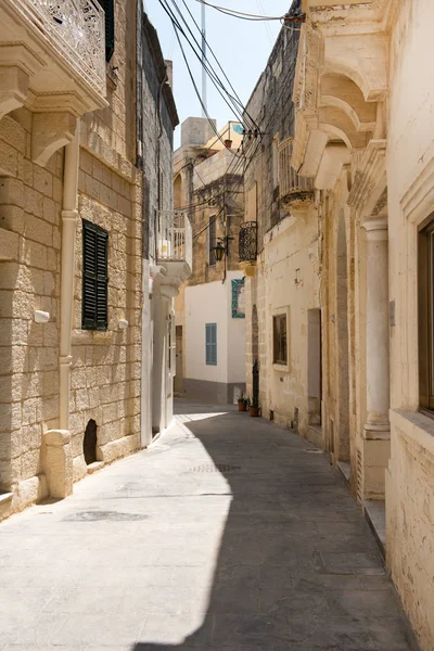 Calle medieval estrecha con casas de piedra en Mdina, Malta —  Fotos de Stock