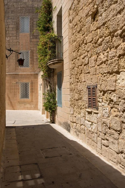 Středověké uličky s kamennými domy v Mdina, Malta — Stock fotografie