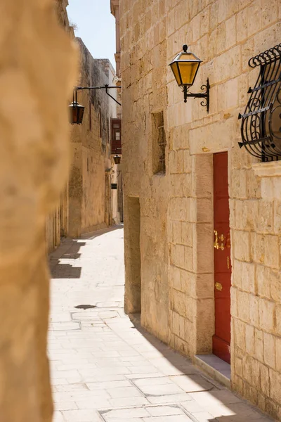 Calle medieval estrecha con casas de piedra en Mdina, Malta —  Fotos de Stock