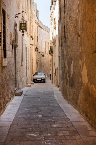 Calle medieval estrecha con casas de piedra en Mdina, Malta —  Fotos de Stock