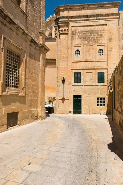 Mdina, Malta'da Ortaçağ dar sokak taş evler — Stok fotoğraf