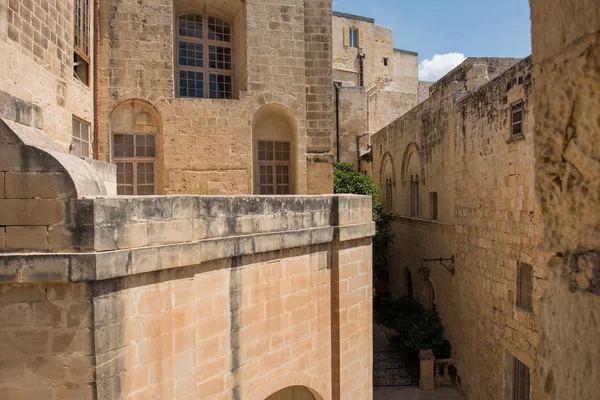 Smala medeltida gatan med sten hus i Mdina, Malta — Stockfoto