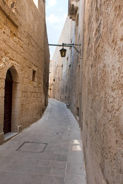 Calle medieval estrecha con casas de piedra en Mdina, Malta —  Fotos de Stock