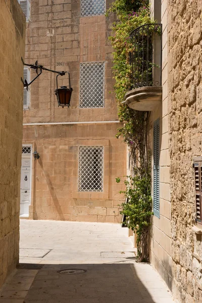 Smalle middeleeuwse straat met stenen huizen in Mdina, Malta — Stockfoto