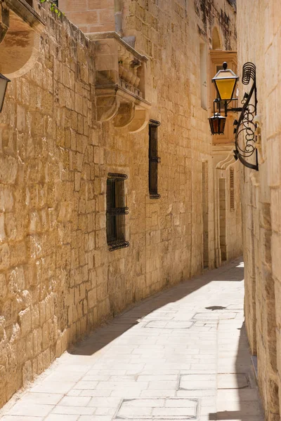 Calle medieval estrecha con casas de piedra en Mdina, Malta — Foto de Stock