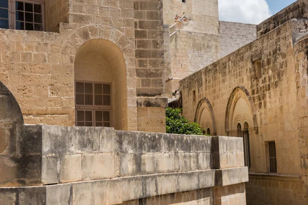 Smalle middeleeuwse straat met stenen huizen in Mdina, Malta — Stockfoto