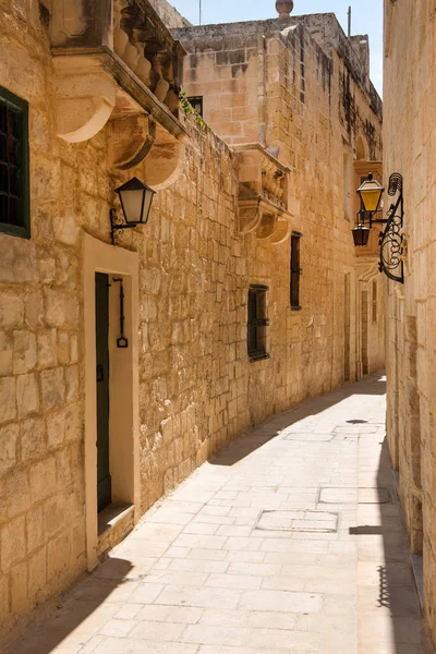 Smalle middeleeuwse straat met stenen huizen in Mdina, Malta — Stockfoto