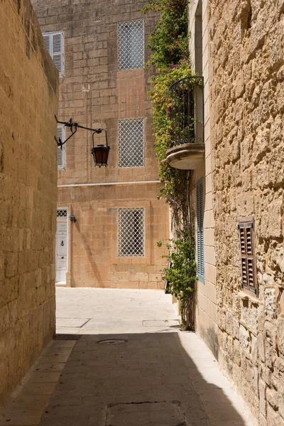 Středověké uličky s kamennými domy v Mdina, Malta — Stock fotografie