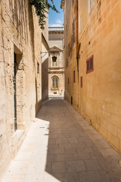 Calle medieval estrecha con casas de piedra en Mdina, Malta —  Fotos de Stock