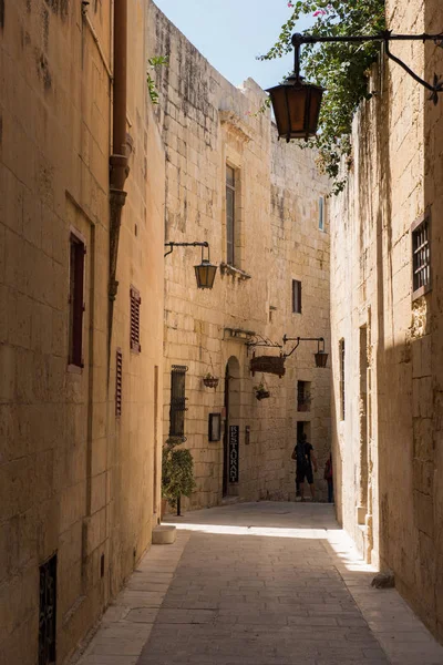 Smalle middeleeuwse straat met stenen huizen in Mdina, Malta — Stockfoto