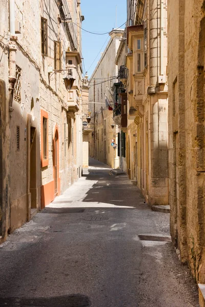 Calle medieval estrecha con casas de piedra en Mdina, Malta —  Fotos de Stock