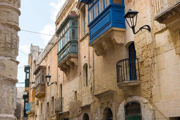 Balcones tradicionales malteses pintados en Mosta, Malta —  Fotos de Stock