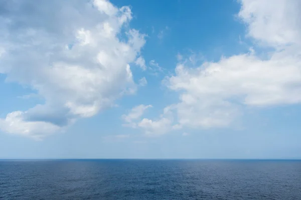 Meereshorizont und wolkenverhangener Himmel — Stockfoto