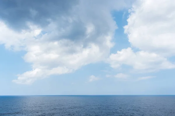 海地平线和多云的天空 — 图库照片