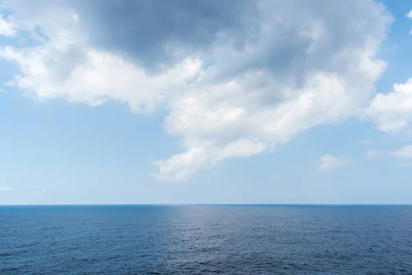 Meereshorizont und wolkenverhangener Himmel — Stockfoto