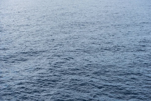 Mavi deniz suyu sakin