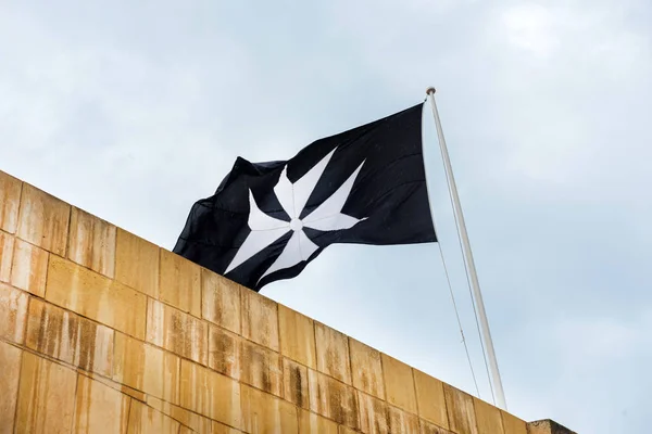 Krzyż maltański na flagę — Zdjęcie stockowe
