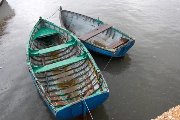 Barcos de pesca en el agua — Foto de Stock