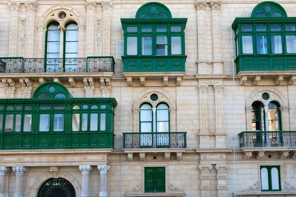 Zielony balkon w stolicy miasto Valetta — Zdjęcie stockowe