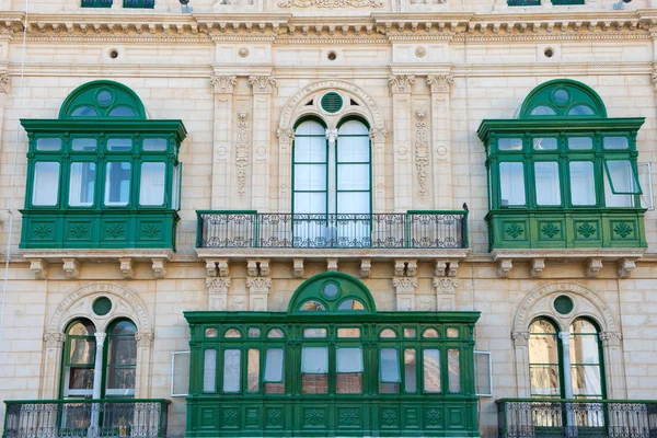 Groen balkon in de hoofdstad stad van Valetta — Stockfoto