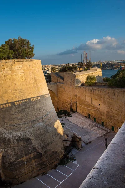 Antiguas murallas y bastiones de la fortaleza de La Valetta al final de la tarde —  Fotos de Stock