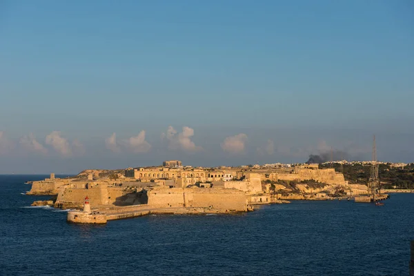 Antiga cidade de Valetta fortaleza no final da tarde luzes. Malta — Fotografia de Stock