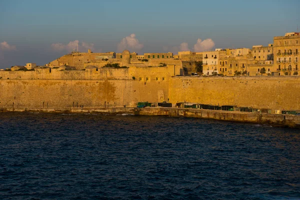 Antiguas murallas y edificios de la fortificación Valetta en el par —  Fotos de Stock