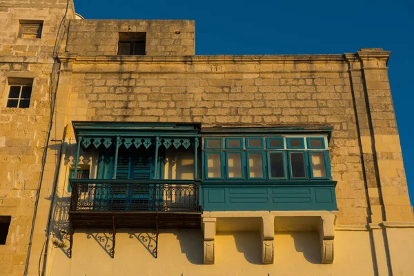 Valetta balkonger, i sena eftermiddagen lampor — Stockfoto