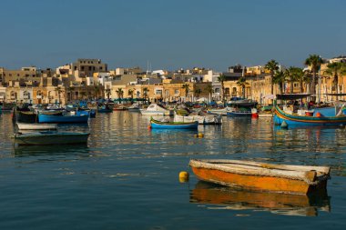 MARSAXLOKK balıkçı köyü liman deniz araçları ile