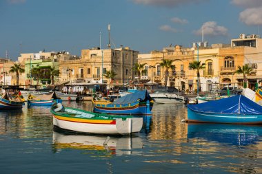 MARSAXLOKK balıkçı köyü liman deniz araçları ile