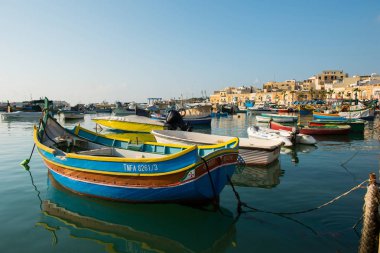 MARSAXLOKK balıkçı köyü liman deniz araçları ile