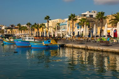 MARSAXLOKK balıkçı köyü liman deniz araçları ile