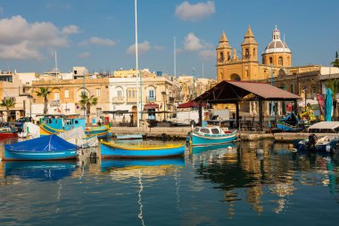 MARSAXLOKK balıkçı köyü liman deniz araçları ile