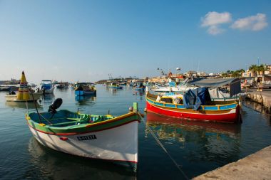MARSAXLOKK balıkçı köyü liman deniz araçları ile