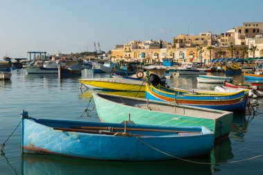 MARSAXLOKK balıkçı köyü liman deniz araçları ile