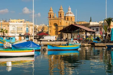 MARSAXLOKK balıkçı köyü liman deniz araçları ile